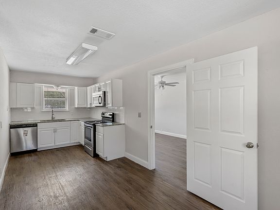 4th image of 821 Ronald St