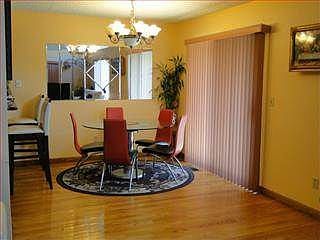 5th image of 421 Glenmoor Cir