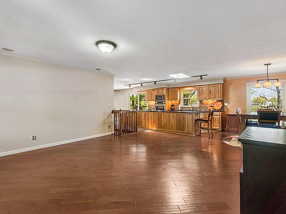 5th image of 1206 Hilldale Cir