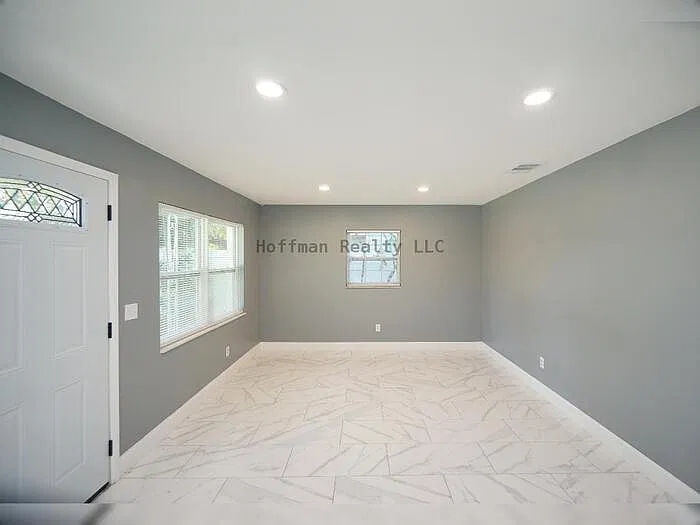 3 bed, 1.0 bath, 922 sqft, $1,800 — Photo 4