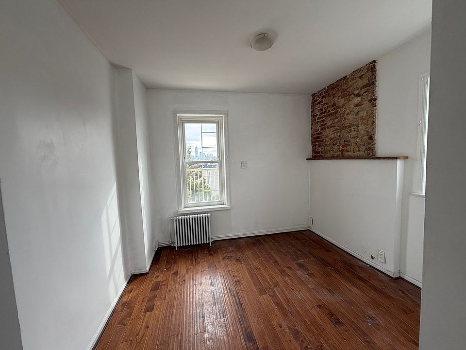 1st image of 680 Summit Ave #7