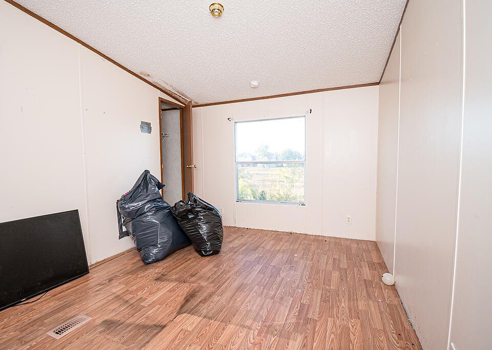 31st image of 200 Laura Ln