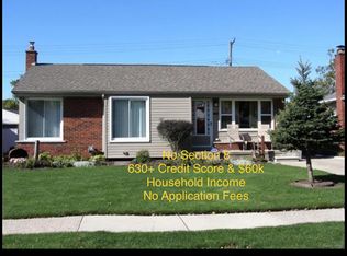 28095 Floral St, Roseville, MI 48066