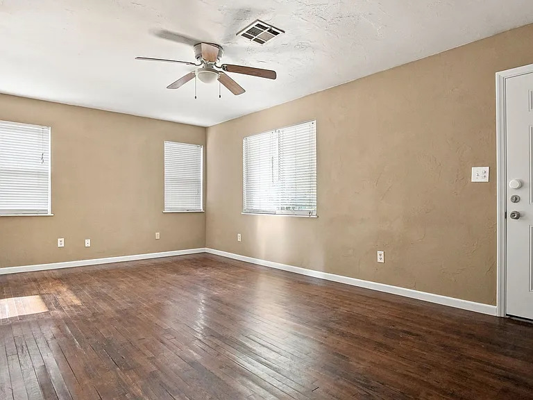 4705 S Hudson Ave — Photo 9