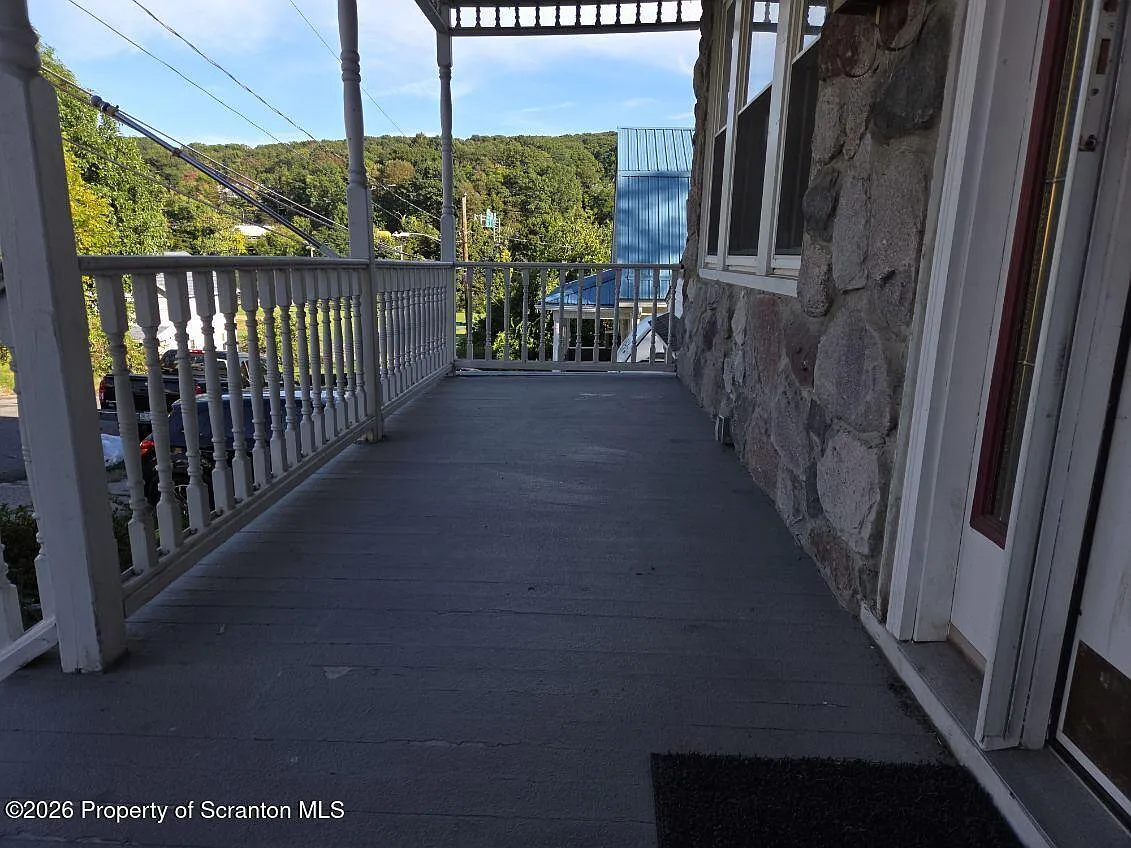 3 bed, 2.0 bath, 1611 sqft, $1,700 — Photo 2