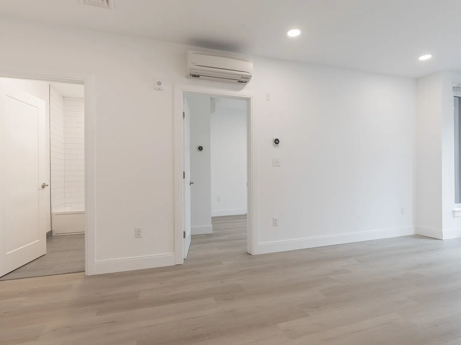 3 bed, 9999 sqft, $4,900 — Photo 4