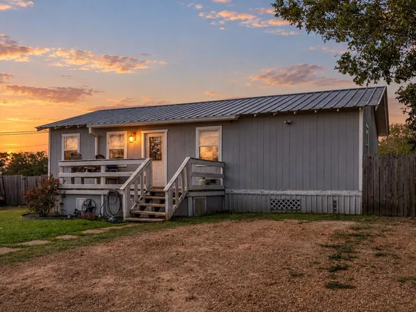208 Garrett St, Yoakum, TX 77995