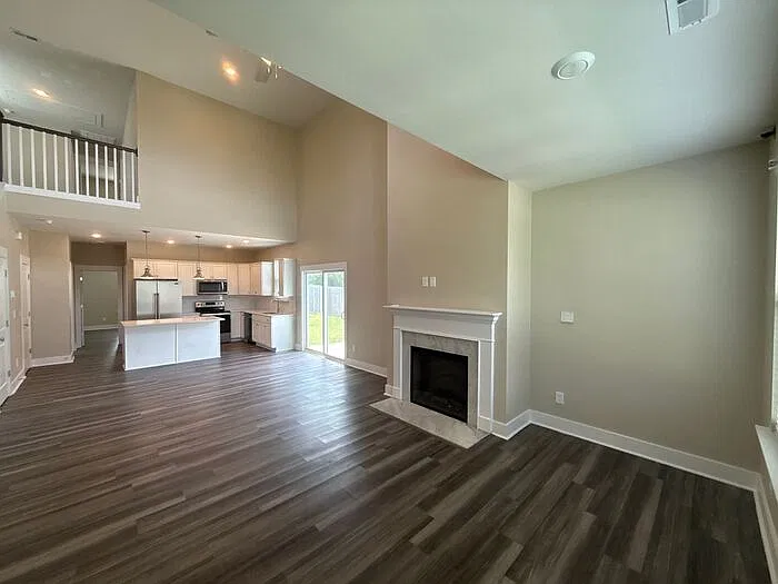 3 bed, 2.0 bath, 1650 sqft, $2,300 — Photo 2
