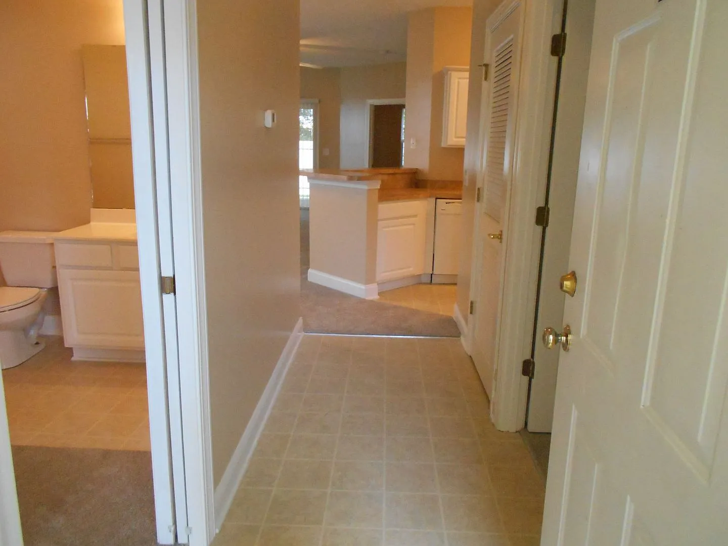3 bedroom, 2 bath condo in Fountain Pointe — Photo 2