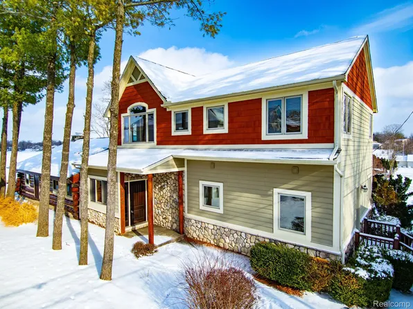 4474 Cass Elizabeth Rd, Waterford, MI 48328