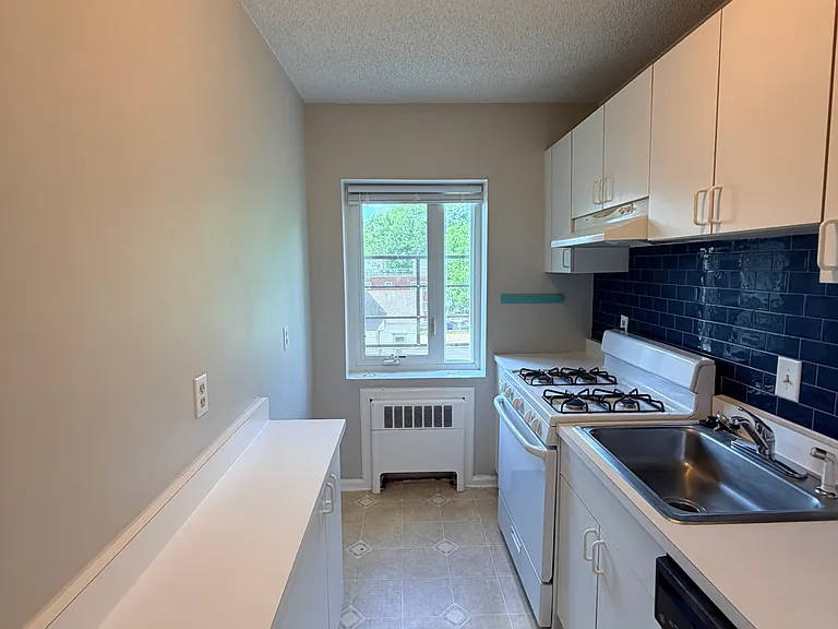 572 Whitney Ave #3E — Photo 4