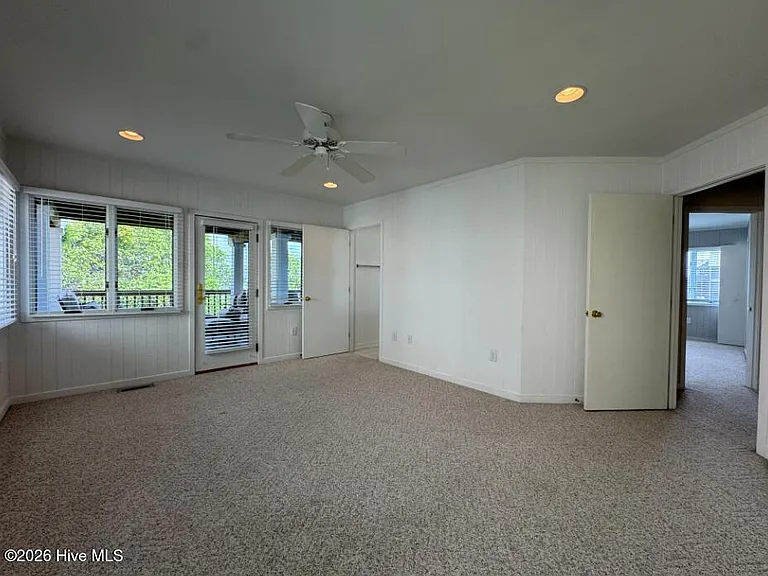 1154 Monroe Ln — Photo 13