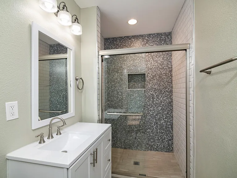 1817 Tremont Ave — Photo 10