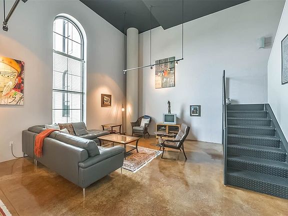 3rd image of 1005 S Shepherd Dr APT 420