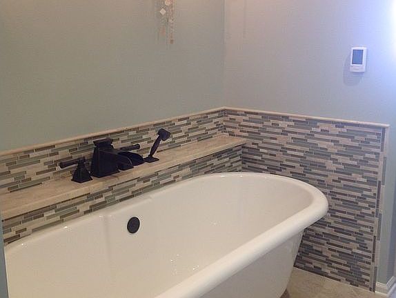 Tub in master bathroom 