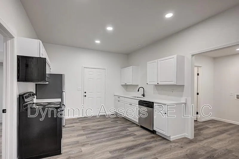 2 bed, 1.0 bath, 875 sqft, $1,195 — Photo 2