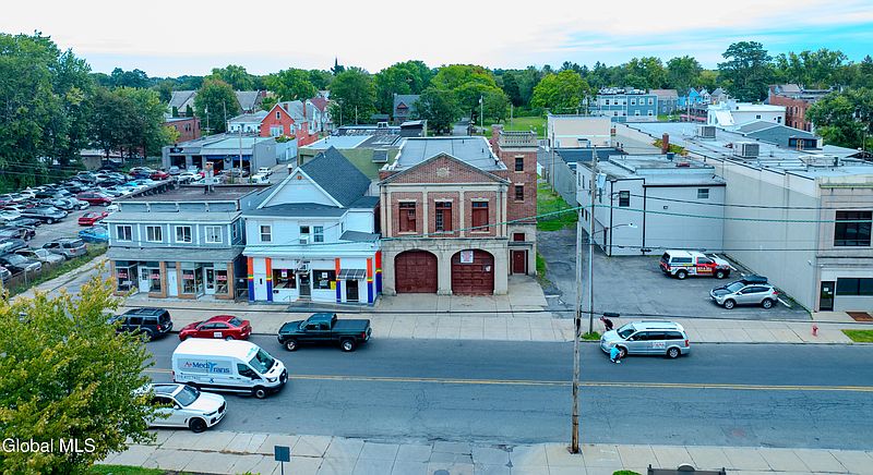 5th image of 907 Albany Street
