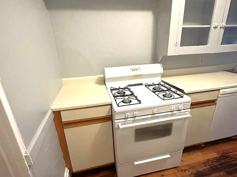 210 Howell St — Photo 3