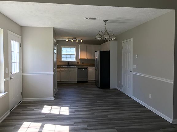 4th image of 2814 Henderson Ln