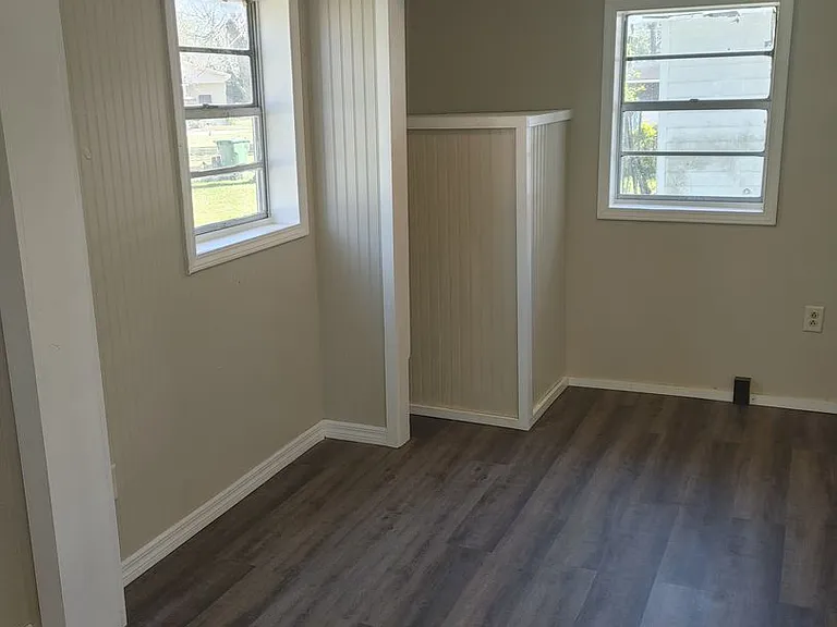 56 NW Railroad St — Photo 18