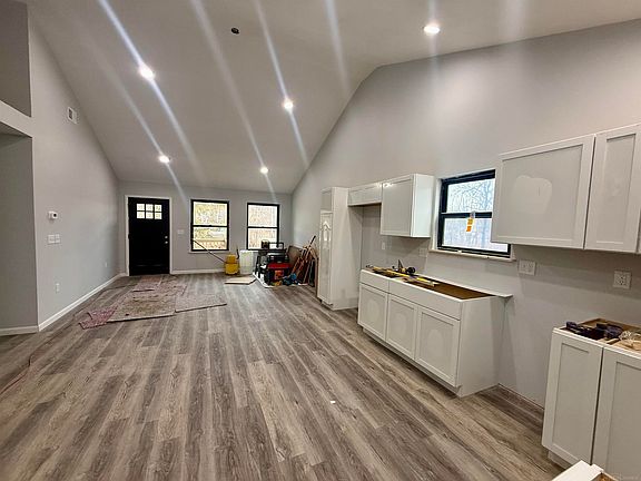 5th image of 385 Mayer Rd