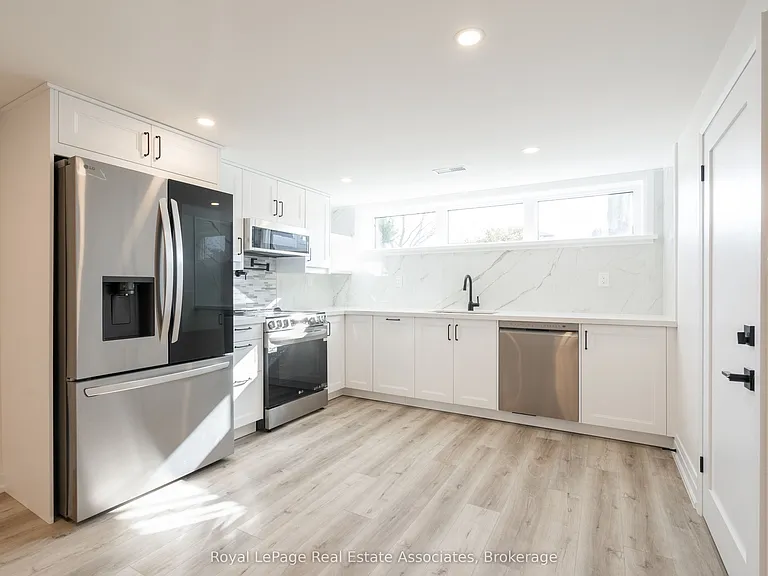 259 Fernwood Cres — Photo 3