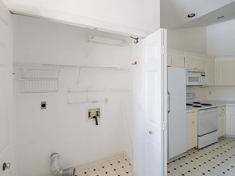 447 Enclave Pl — Photo 14