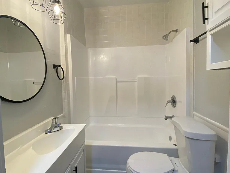 823 W 15th St — Photo 15