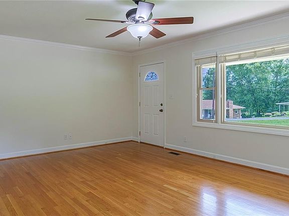 3rd image of 27 Elliott St