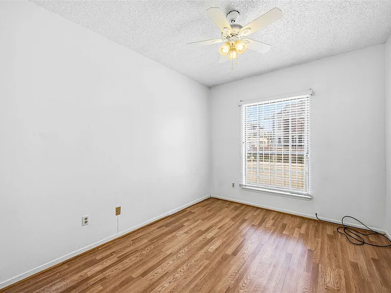 9410 Stonehouse Ln — Photo 12