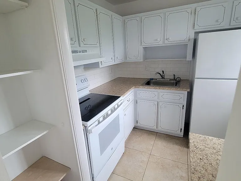 941 Crystal Lake Dr — Photo 13