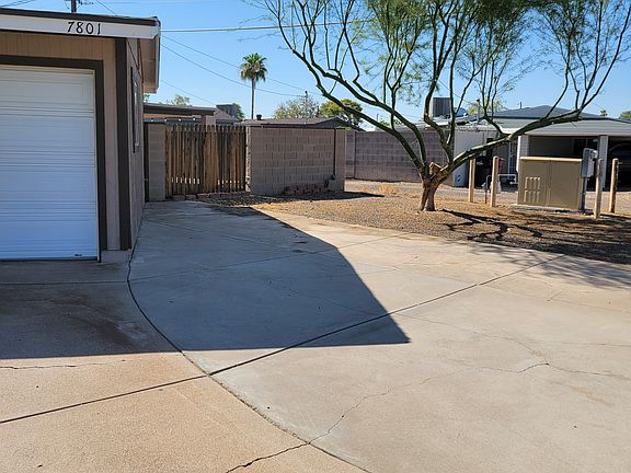 Side entry to the yard