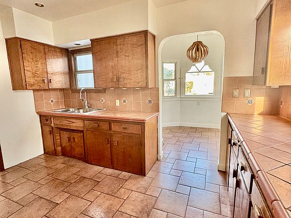 5th image of 3043 Potomac Ave