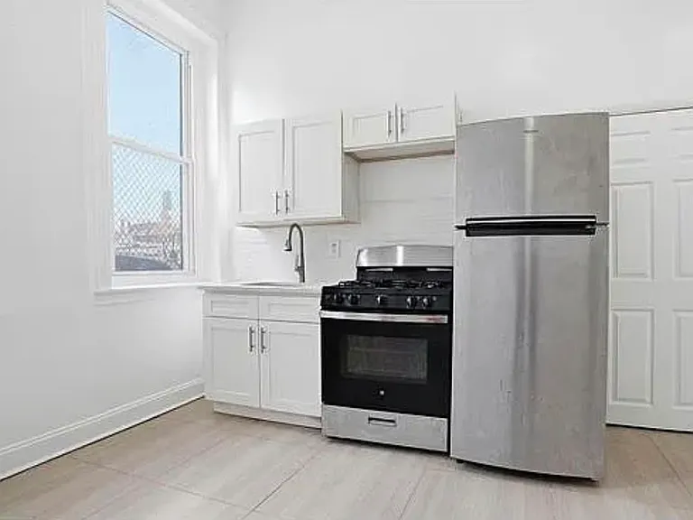3462 N Front St #1 — Photo 1