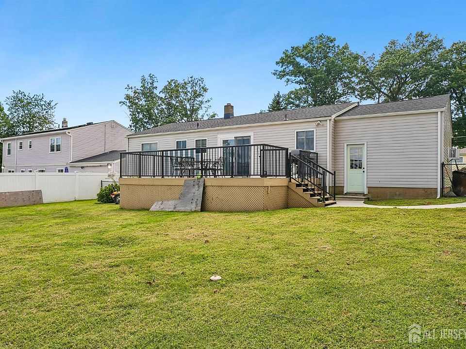 16th image of 12 Woodland Rd