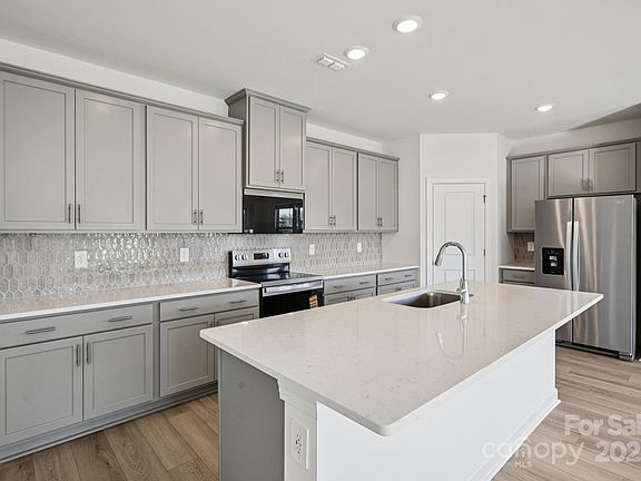 4th image of 110 Pantego Ln