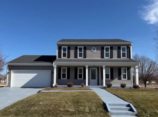 237 Royal Ridge Dr, Oconomowoc, WI 53066