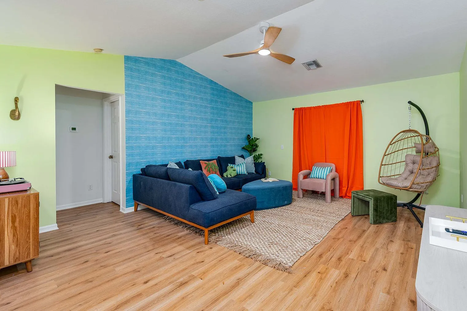 3 bed, 2.0 bath, 1399 sqft, $7,138 — Photo 1