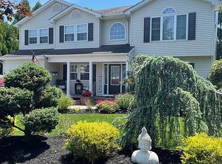 8 Creekside Ct, Islip, NY 11751