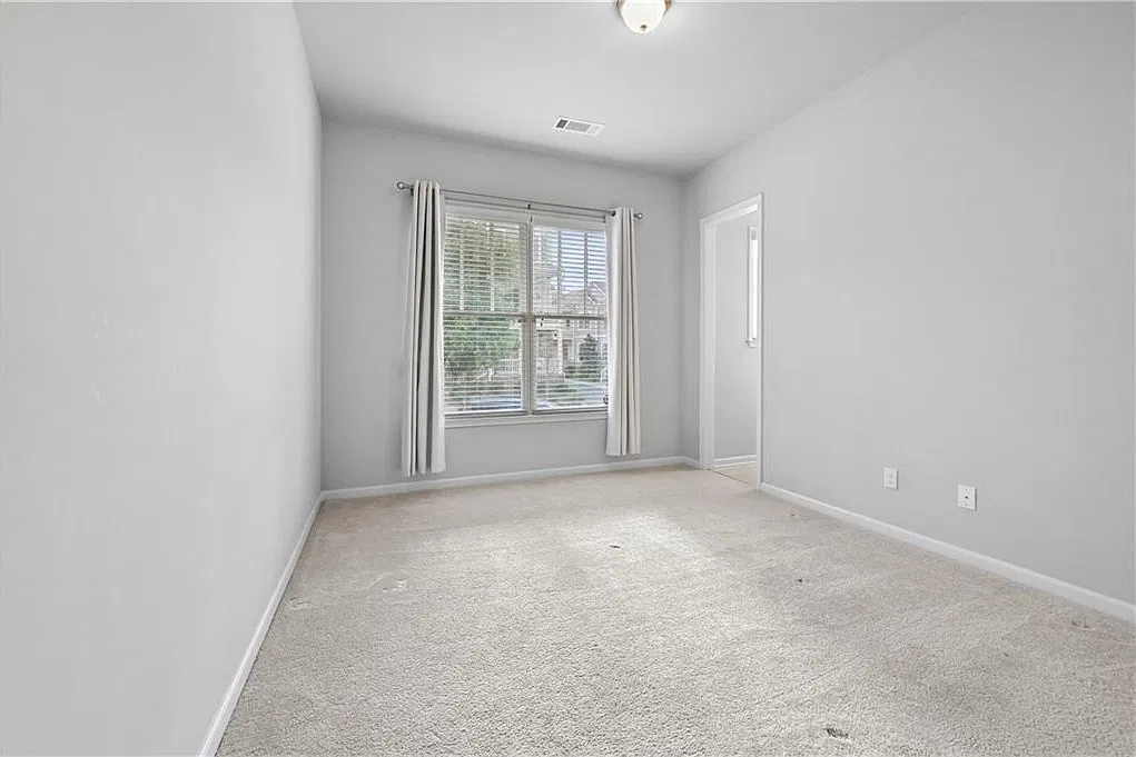 5 bed, 4.5 bath, 2490 sqft, $3,400 — Photo 4