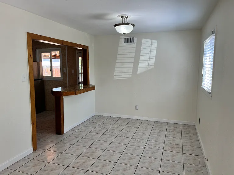 1124 Victor St — Photo 7