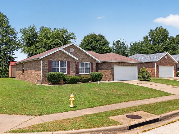 3rd image of 709 S Hazelnut Avenue