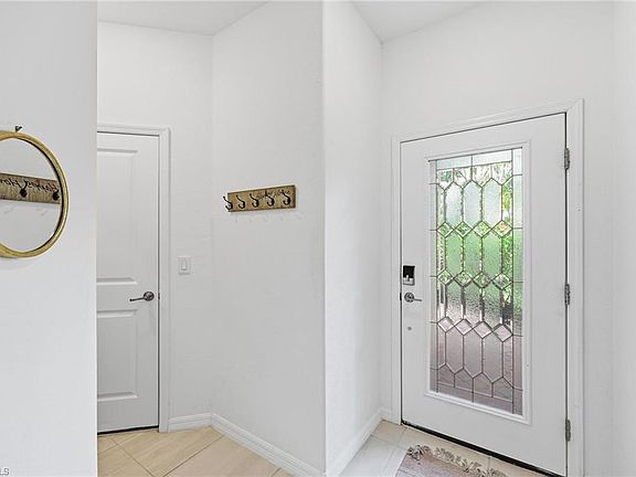 4th image of 2584 Vine AVE