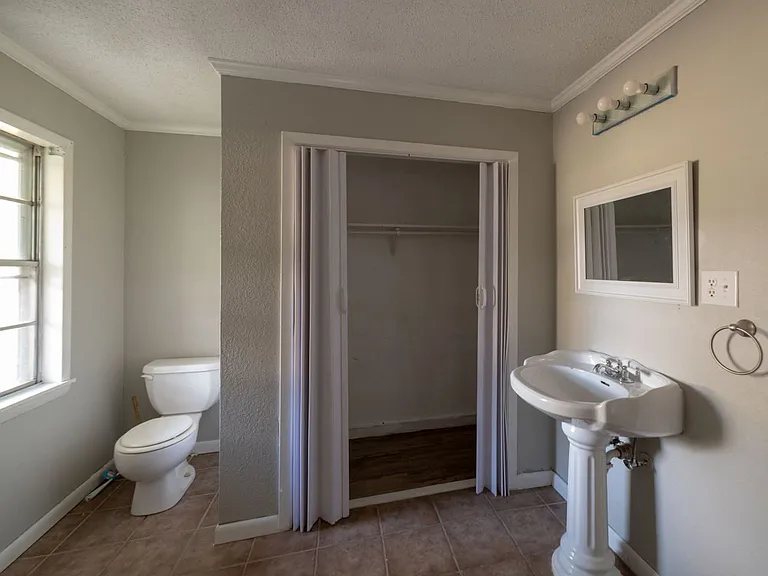 610 N Fir St — Photo 16