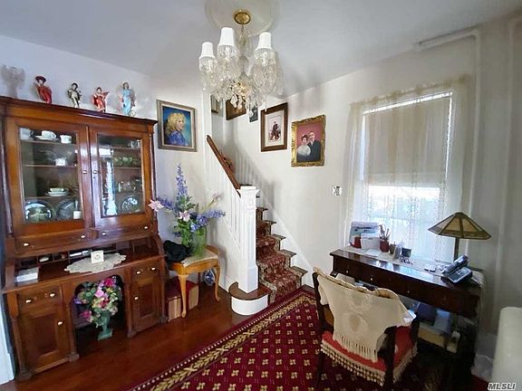 4th image of 9 Roslyn Dr