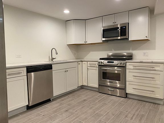 3rd image of 2925 N Sacramento Ave #G