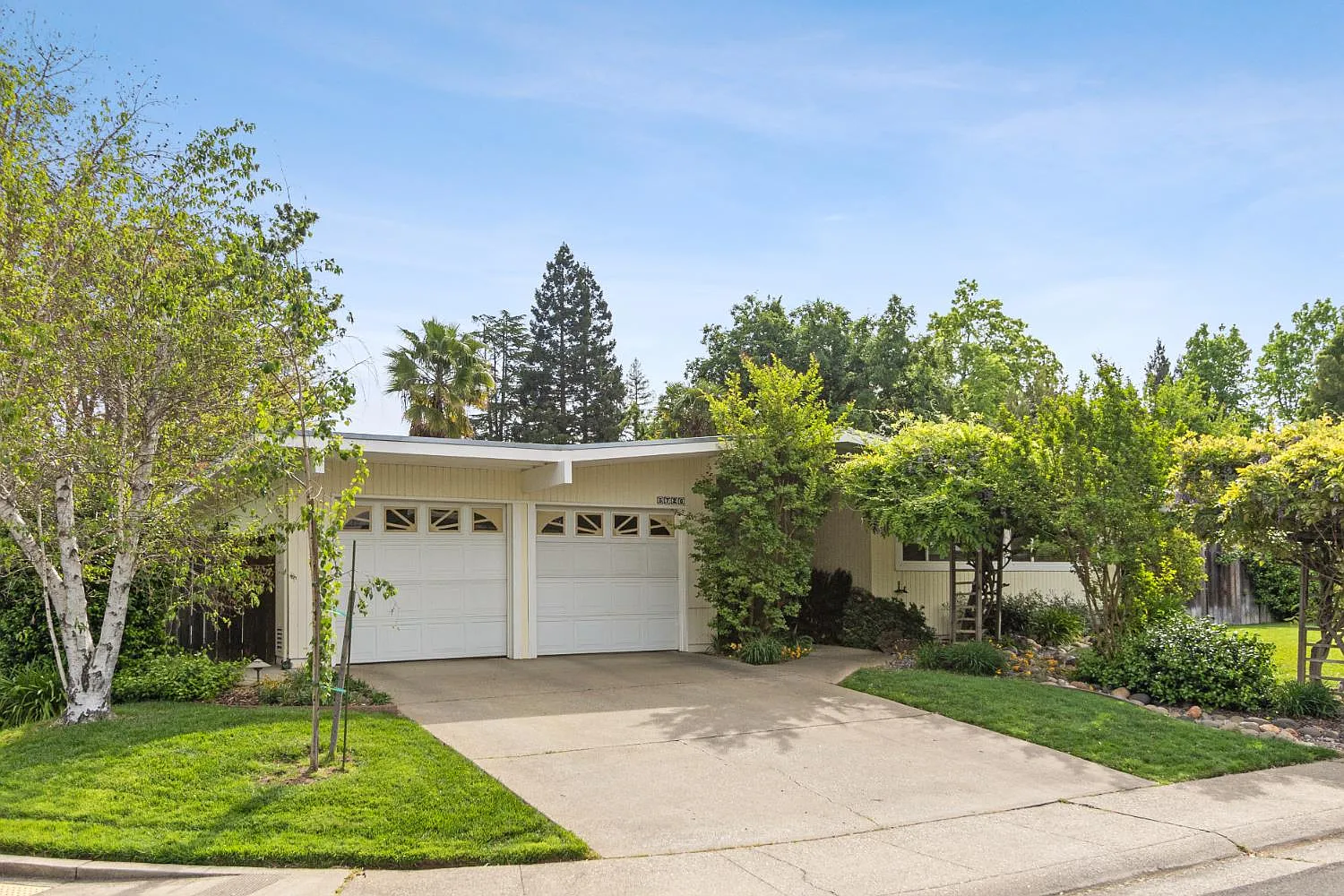 5720 River Oak Way photo 1