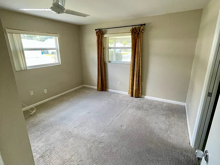 Master bed w/ en-suite bath & walk-in closet