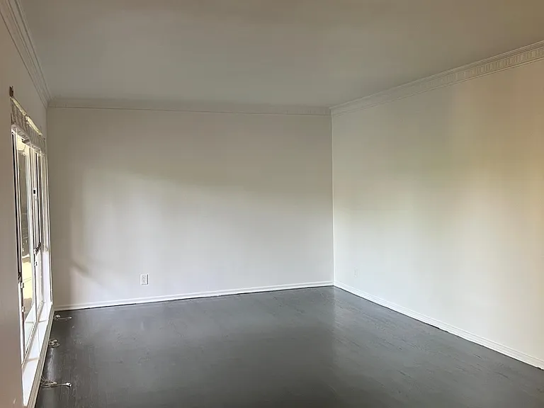 2269 N Beachwood Dr #202 — Photo 6
