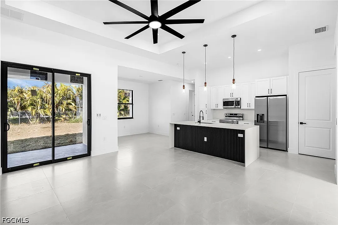 3 bed, 2.0 bath, 1600 sqft, $2,300 — Photo 4